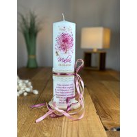 Taufkerze Baum Des Lebens Mit Schaukelndes Mädchen Brombeeretöne Auf Weißer Vintage Kerze + Spitzenband in Pflaume-Rosa | Motiv 88 Taufkerze Baum Des Lebens Mit Schaukelndes Mädchen Brombeeretöne Auf Weißer Vintage Kerze + Spitzenband in Pflaume-Rosa | Motiv 88 von KerzenwachsTante
