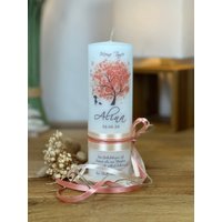 Taufkerze Kommunionkerze Baum Des Lebens in Apricot Mit Dem Schüchternem Mädchen + Satinband & Schleife Seitlich Hell Und Dunkel von KerzenwachsTante