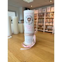Taufkerze Kommunionkerze Löwen Mädchen Mit Eukalyptus Kranz Auf + Vintage Spitzenband Schleife Seitlich in Altrosa-Rosa | Motiv 206-A Taufkerze Kommunionkerze Löwen Mädchen Mit Eukalyptus Kranz Auf + Vintage Spitzenband Schleife Seitlich in Altrosa-Rosa | Motiv 206-A von KerzenwachsTante