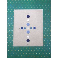 Wachs-Kreuz Aus Kreisen Silber Matt Blautöne Wachs-Kreuz Aus Kreisen Silber Matt Blautöne von KerzenzauberShop