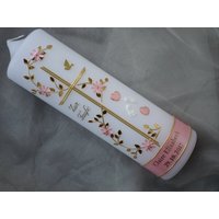 Taufkerze Mädchen Rosa - Handverziert Mit Kreuz, Füßchen, Herz, Persönliche Kerze Zur Taufe, Wachsdekor, Tk001 von Kerzini