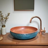 Oxidiertes Kupfergefäß Waschtisch Mit Blauer Patina, Runde Badezimmer-Beckenschüssel Oxidiertes Kupfergefäß Waschtisch Mit Blauer Patina, Runde Badezimmer-Beckenschüssel von KeshBazzar