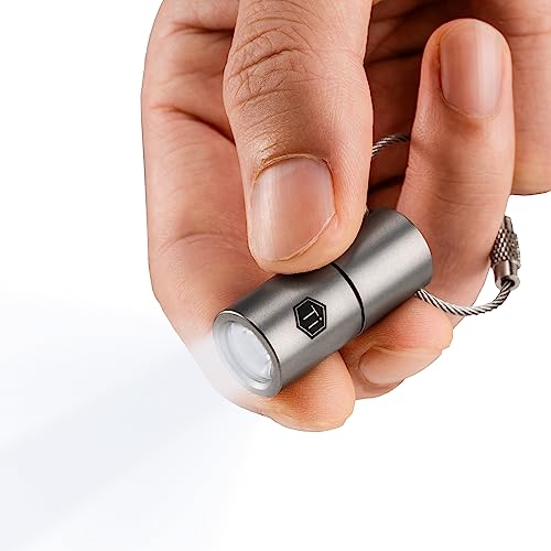 KeyUnity KF03 Titanium Nano Taschenlampe, LR44 Knopfzelle 100 Lumen 5W LED Schlüsseltaschenlampe für jeden Tag tragen (KF03 Sandgestrahlt)… von KeyUnity