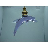 Amethyst Farbener Glasdelfin Leuchtanhänger Mit Fächeranhänger von KeyWestGlassblower