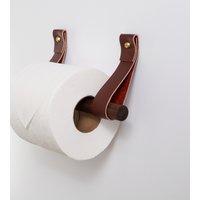 Toilettenpapierhalter Aus Leder Mit Holzdübel Walnussholz Oder Birke Für Minimale Klorollenhalter, Moderner Klopapierhaken, Nachhaltiges Badezimmer von Keyaiira