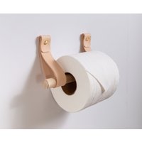 Toilettenpapierhalter Aus Leder Mit Holzdübel Walnussholz Oder Birke Für Minimale Klorollenhalter, Moderner Klopapierhaken, Nachhaltiges Badezimmer von Keyaiira