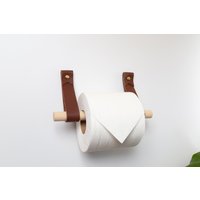Toilettenpapierhalter Aus Leder Mit Holzdübel Walnussholz Oder Birke Für Minimale Klorollenhalter, Moderner Klopapierhaken, Nachhaltiges Badezimmer von Keyaiira