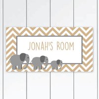 Elefant-Schlafzimmer-Dekor-Elefant-Tan Und Weißen Chevron-Muster-Tür-Schild - Chevron Namen Personalisiert von KidODesignStudio