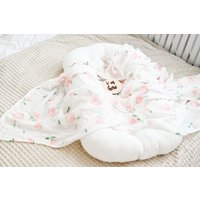 Bambus Musselin Swaddle Decke 120 cm Floral Newborn Wrap Bambus Musselin Swaddle Decke 120 cm Floral Newborn Wrap von KiddieWiddie
