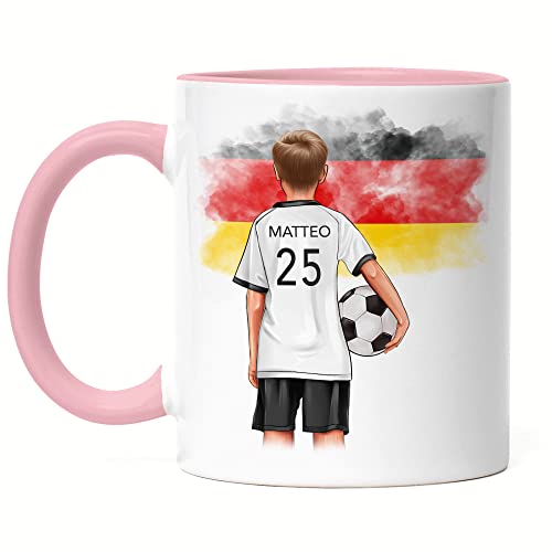 Kiddle-Design Fussball Tasse Rosa Personalisiert WM Weltmeisterschaft Namen Fußball Becher Fanartikel Kinder Jungs Mädchen Fussballtasse Fußballfan Kinderbecher von Kiddle-Design