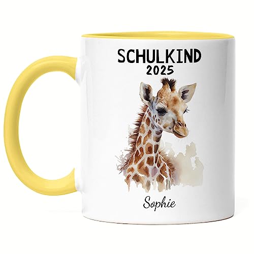 Kiddle-Design Schulkind 2025 Tasse Gelb Personalisiertes Geschenk zum Schulanfang Junge Mädchen Einschulungsgeschenk Erster Schultag Giraffe von Kiddle-Design