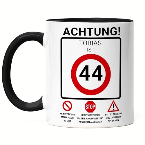 Kiddle-Design Tasse zum 44. Geburtstag Personalisiert, Verkehrsschild Geschwindigkeit 44, 44ter Geburtstag Lustiges Geschenk Mann Frau, Tasse Schwarz von Kiddle-Design