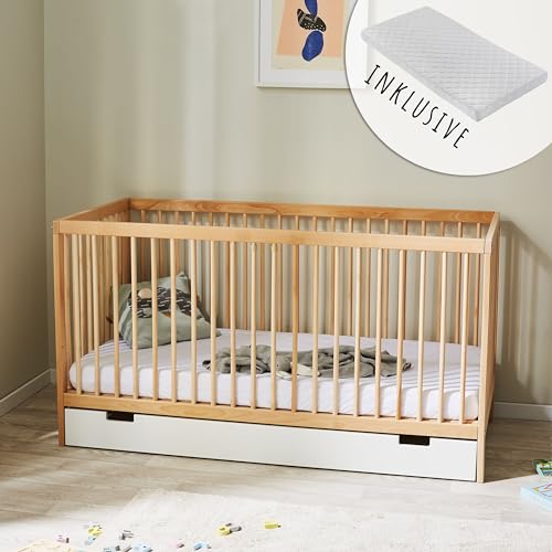 Kids Collective Babybett Kinderbett Gitterbett 60x120 höhenverstellbar & herausnehmbare Sprossen, mit Schublade und Matratze | Buchenholz Natur sehr stabil Made in Europe von Kids Collective