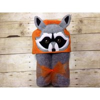 Waschbär Kapuzenhandtuch/Waldtiere Babypartygeschenk Für Jungen Tiere Waldkinderzimmer - Kostenlose Personalisierung Waschbär Kapuzenhandtuch/Waldtiere Babypartygeschenk Für Jungen Tiere Waldkinderzimmer - Kostenlose Personalisierung von KidsKuteKreations