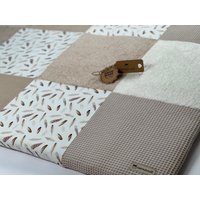 Baby/ Krabbeldecke Patchwork Waffelpique | Creme/Beige + Frottee Federn Natur Musterstoff von KidsandSweets