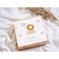 Erinnerungskiste Baby Löwe Herzballon - Mädchen, Erinnerungsbox Geburt, Holzkiste Baby, Personalisiertes Geschenk von Kidslino