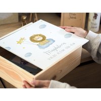 Erinnerungskiste Baby Löwe Stern - Junge, Erinnerungsbox Geburt, Holzkiste Baby, Personalisiertes Geschenk von Kidslino