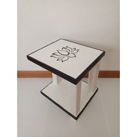 Schwarz-Weiß Nachttisch Aus Holz Mit Lotus-Motiv von KieferDekor