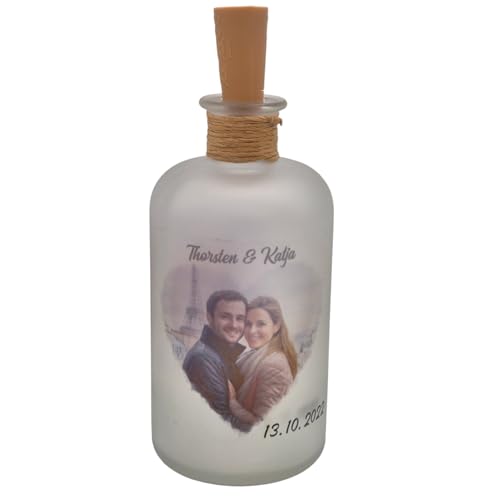 Kilala Personalisierte Flasche mit Foto, Namen und Datum – Liebesgeschenk für Valentinstag, Hochzeitstag, Geburtstag oder Weihnachten – Romantische Deko Kilala Personalisierte Flasche mit Foto, Namen und Datum – Liebesgeschenk für Valentinstag, Hochzeitstag, Geburtstag oder Weihnachten – Romantische Deko von Kilala