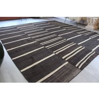 Gestreifter Kelim Teppich, Vintage Schwarz-Weiß Teppich/N-863 von KilimToGo