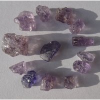 Lot Purple Scapolite 10, 10 Gramm Marialit, Mlembule Mpwapwa Tansania von KilimanjaroGemstones