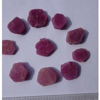Lot Rohe Natürliche Rubin Kristalle 14 Gramm, Winza Tansania von KilimanjaroGemstones