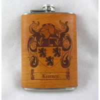 Flasche Mit Familienwappen Eingraviert in Leder - 8 Unzen Kostenlose Monogrammierung Trauzeuge Geschenk Geburtstagsgeschenk Wappen von KillorglinCreations