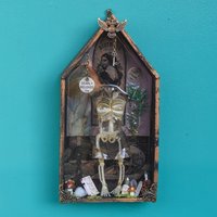 Fundstücke Skelett Figur Vignette Regal - Collage Art Vintage Decor Kuriositäten Und Curio Cabinet Gothic Witchy von KiloFlow