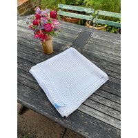 Weiße Tischdecke Aus Baumwolle Mit Häkeleinsätzen von KimWoodsVintage