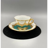 Antike Meissen B-Form Porzellan-Tasse Untertasse Set Grün Mit Schwerem Gold-Dekor von KimmsAttic