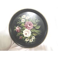 Vintage Pilgrim Toleware Tablett Schwarze Runde Blumen Handbemalte Metall Wandbehang Wohnkultur 1950Er Bis 1970Er Jahre von KimsKreations17