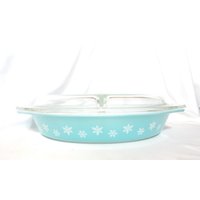 Vintage Pyrex Blue & White Schneeflocke Geteilt 1, 5 Quart Bedeckt Oval Retro Küche Display Kochen Gemüse Made in Usa 1950Er 1960Er Jahre von KimsKreations17