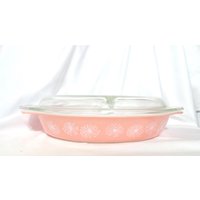 Vintage Pyrex Pink Daisy Divided 1, 5 Quart Covered Dish No. 63 Oval Retro Küchen Display Kochen Gemüse Made in Usa 1950Er 1960Er Jahre von KimsKreations17