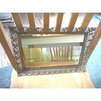 Vintage Schminkspiegel Tablett Gold Weiß Gekalktes Filigranes Metallrechteck Parfümtablett Hängbares Schlafzimmer Footed Dresser Sekretär 1950Er Vintage Schminkspiegel Tablett Gold Weiß Gekalktes Filigranes Metallrechteck Parfümtablett Hängbares Schlafzimmer Footed Dresser Sekretär 1950Er von KimsKreations17