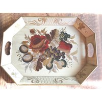 Vintage Toleware Tablett Beige Obst Motiv Gold & Schwarz Wandbehang Griffe Rote Rose Esszimmer Dekor Display 8 Seitig 1950Er Bis 1970Er Jahre Vintage Toleware Tablett Beige Obst Motiv Gold & Schwarz Wandbehang Griffe Rote Rose Esszimmer Dekor Display 8 Seitig 1950Er Bis 1970Er Jahre von KimsKreations17