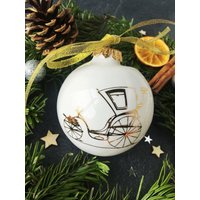 Handgefertigte Christbaumkugel Weißes Porzellan Mit Goldener Vintage Karre von KinaCeramics