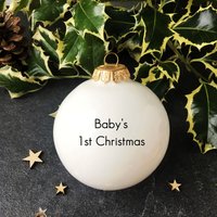 Personalisierte Erste Weihnachtskugel Des Babys Ornament Aus Feinem Weißen Ton von KinaCeramics