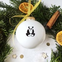 Weihnachtskugel Mit Süßem Pandabär, Großer Weißer Christbaumschmuck, Porzellankugel Weihnachtskugel Mit Süßem Pandabär, Großer Weißer Christbaumschmuck, Porzellankugel von KinaCeramics