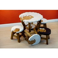 Kinder Sitzgruppe Mit Tisch Und 4 Hockern Schafe | Kinderzimmer Möbel Aus Akazie Massivholz Tier Motiv Tischgruppe Stühlen von KinareeDE