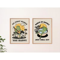 Set Von 2 Retro Frosch Poster, Zitat, Positive Selbstpflege Pilz Illustration, A3 A4 A2 Drucke, Neutral Gelb, Ungerahmt von KinderPlanetCompany