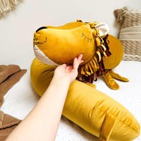 Dekorolle 210 cm „Tau Der Löwe" - Handgefertigtes Kuschelkissen von Kindersein