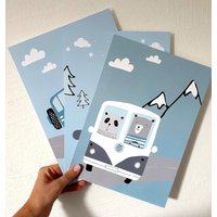 Kindsblick 3Er Set Poster Für Kinderzimmer | Din A4 Jungen & Mädchen Süsse Autos Hellblau Babyzimmer Wandtattoo von Kindsblick