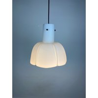 Weiße, Blumenförmige Opalglas-Pendelleuchte Von Glashütte Limburg Medium von KingsmanDesignNL