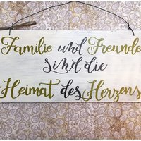 Holzschild Deko Schild Mit Spruch "Familie Und Freunde Sind ..." Vintage Handgemacht Türschild Zuhause Dekor Wohndeko Wanddekoration Weiß von Kinners73