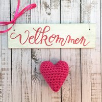 Türschild, Handbemalt, "Velkommen", Mit Herzanhänger, Gehäkelt, Häkelherz, Pink, Willkommen, Holzschild, Begrüßung, Geschenk, Einzug, Shabby von Kinners73