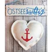 Türschild Handbemalt "Ostseesüchtig", Mit Herzanhänger, Holzschild, Wanddeko, Urlaub, Strand, Meer, Anker, Schriftzug, Upcycling, Geschenk von Kinners73