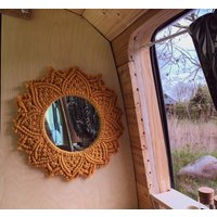 Runder Wand-Spiegel Mit Sonnengelben Makramee-Rahmen von KinnersShop
