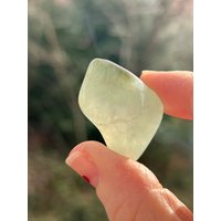 Prehnit Trommelstein von KintsugiCrystals