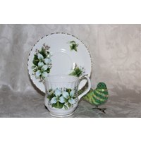 Royal Albert Trillium Tasse & Untertasse Im Set | Vintage Porzellan Tassen-Set von KipekeeFinds