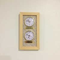 2 Anpassbare Bereiche. Zeitzonen Uhr. Optionale Bereichsnamen. Persönliche Beschriftung Auf Anfrage. Es Besteht Aus Holzrahmen 2 Anpassbare Bereiche. Zeitzonen Uhr. Optionale Bereichsnamen. Persönliche Beschriftung Auf Anfrage. Es Besteht Aus Holzrahmen von KirpiArt